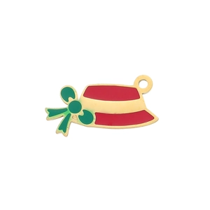 Dettaglio di un ciondolo a cappello rosso con fiocco verde per gioielli fai-da-te