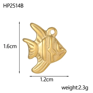 Detalle macro del colgante de pez tropical chapado en oro de 18K con altura 1,6cm y ancho