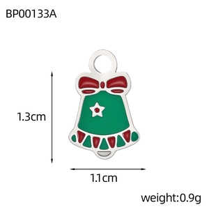 Détail d'un pendentif cloche de Noël de 1,3 cm x 1,1 cm avec émail rouge et étoile