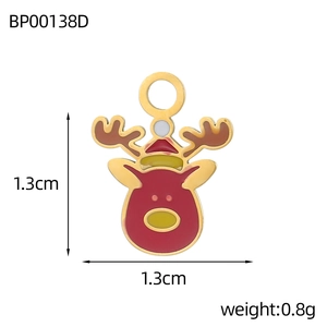 Vue détaillée d'un pendentif renne en émail de 1,3 cm pour bijoux de Noël DIY