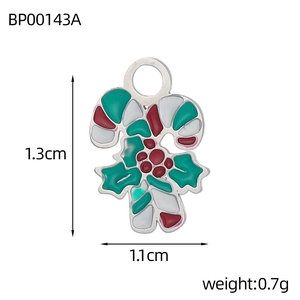 Détail de pendentif sucre d'orge de Noël avec émail rouge vert et crochet argenté