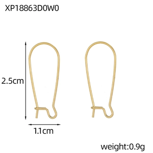 Detail view of gold geometric heart-shaped earring hooks with 2.5cm size specifications