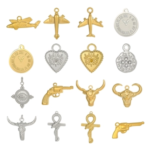 Vintage Titanstahl-Anhänger in Gold und Silber mit Flugzeug-, Uhr- und Stier-Motiven