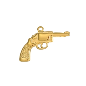 Detailansicht eines goldenen Revolver-Anhängers mit strukturiertem Griff und Ringaufhängung