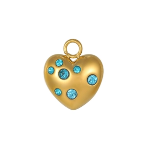 Pendentif cœur doré avec cristaux bleu clair et détail de couronne sur fond blanc