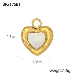 Dettaglio pendente a cuore con inserto in conchiglia e misure 1,5cm per 1,3cm
