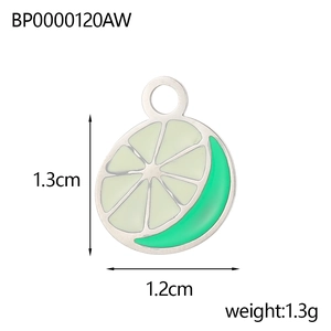 Dettaglio del ciondolo a fetta di lime con misure 1,3cm x 1,2cm e peso totale di 1,3g