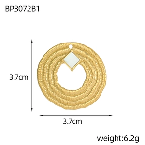 Dettaglio pendente tondo dorato con texture ondulata e inserto in conchiglia, 3,7 cm