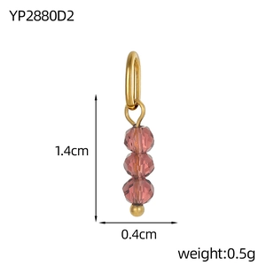 Dettaglio di un ciondolo con tre perline viola sfaccettate e anello d'oro di 1,4cm x 0,4cm
