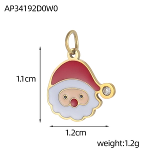 Dettaglio del ciondolo di Babbo Natale in smalto, 1,1x1,2 cm con dettaglio in zircone