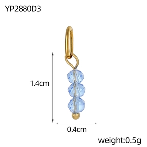 Dettaglio di tre perle di cristallo blu chiaro su ciondolo dorato in acciaio inossidabile, 1,4 cm