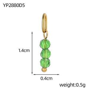Vista dettagliata del ciondolo con perle verde smeraldo di dimensioni 1,4 cm per 0,4 cm