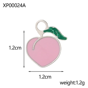 Vista dettagliata del ciondolo a pesca in smalto rosa con foglia verde e misura 1,2 cm