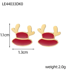 Dettaglio degli orecchini a lobo a forma di renna in smalto rosso e oro di 1,1 cm x 1,3 cm