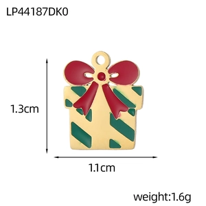 Dettaglio ciondolo a pacchetto di Natale con fiocco rosso e smalto verde da 1,3 cm x 1,1 cm