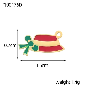 Dettaglio del ciondolo a cappello di Babbo Natale smaltato rosso e verde con fiocco