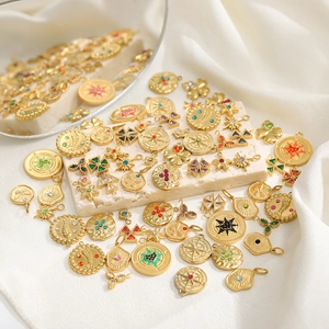 Pendenti vintage placcati in oro con quadrifoglio e stella in smalto e zirconi