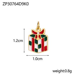 Vista dettagliata del ciondolo a pacchetto regalo in smalto 1,2 cm placcato oro 14K