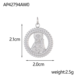 Makroaufnahme des ovalen Maria-Anhängers aus Edelstahl mit 2,1 cm Größe und Seilstruktur