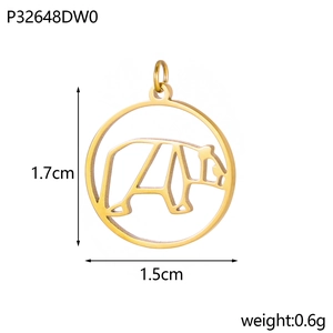 Detailansicht der Bärenanhänger-Größe mit 1,7 cm Höhe und 1,5 cm Breite in Goldoptik