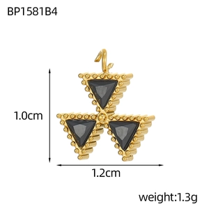 Dettaglio di un ciondolo triangolare placcato oro con pietre nere e bordi perlati, 1,2 cm