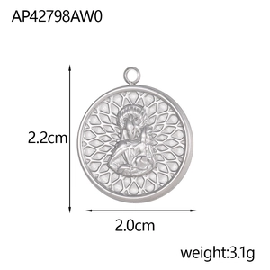 Makroaufnahme ovaler religiöser Anhänger aus Edelstahl mit Maßen und Mutter-Kind-Relief