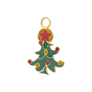 Dettaglio di un ciondolo a forma di albero di Natale in smalto verde e stella rossa