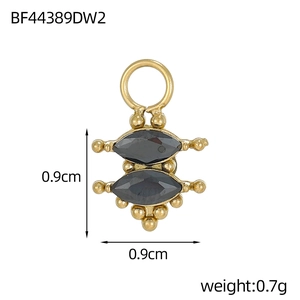 Makroaufnahme von fächerförmigem Edelstahl-Anhänger mit Zirkonia und 0,9cm Maßen