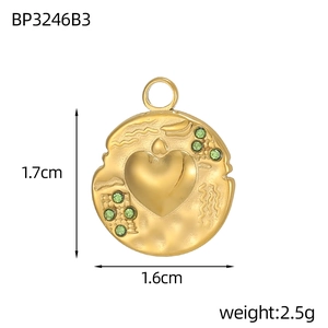 Detailansicht Goldanhänger mit Herz und grünen Steinen, 1.7cm hoch und 2.5g schwer