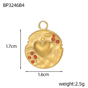 Detail eines 1,7cm Goldanhängers mit Herzrelief und roten Zirkonia auf weißem Hintergrund