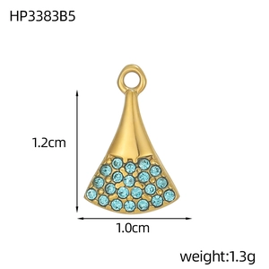 Makro-Detail des fächerförmigen Anhängers mit blauem Zirkonia und Gold-Edelstahl-Finish