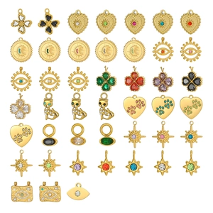 Assortimento di ciondoli in acciaio dorato con trifoglio, gatto e stelle con zirconi