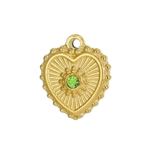 Pendente a cuore dorato con gemma verde e bordo perlato su sfondo bianco puro