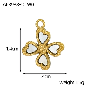 Dettaglio del ciondolo a quadrifoglio dorato da 1,4 cm con inserti in madreperla a cuore