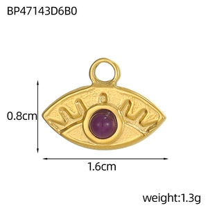 Detailansicht des Evil Eye Anhängers Maße 1,6cm x 0,8cm mit violettem Stein