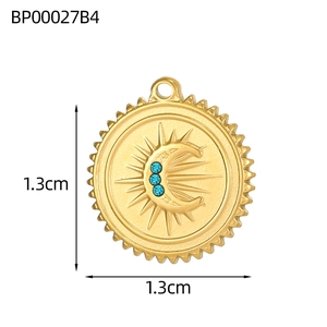 Dettaglio ciondolo sole e luna dorato da 1,3 cm con pietre di zircone blu