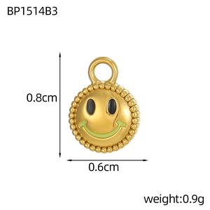 Makro-Detail eines 0,8 cm goldenen Smiley-Anhängers aus Edelstahl für DIY-Schmuck