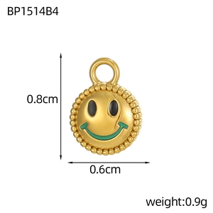Detailansicht eines goldenen Smiley-Anhängers mit grünem Emaille-Lächeln und 0,6 cm Maß