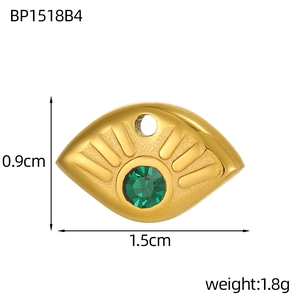 Vue macro d'un pendentif œil doré avec zircon vert et détails radiaux gravés