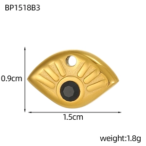Détail d'un pendentif œil doré avec zircon noir et texture en relief rayonnante