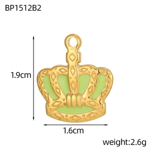 Detailansicht Kronenanhänger mit grünem Emaille und Goldbeschichtung, Maße 1.9x1.6cm