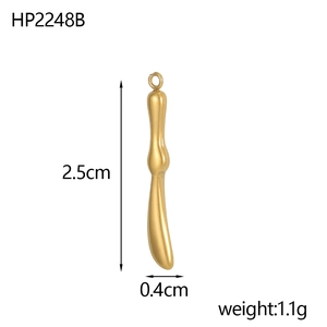 Dettaglio del ciondolo a fluido dorato irregolare con altezza 2,5 cm e anello superiore