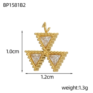 Dettaglio di un ciondolo a triangolo dorato con zircone, misura 1,2 cm per 1,0 cm