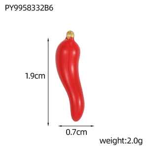 Vista dettagliata di un ciondolo a peperoncino in smalto rosso con dimensioni di 1,9x0,7 cm