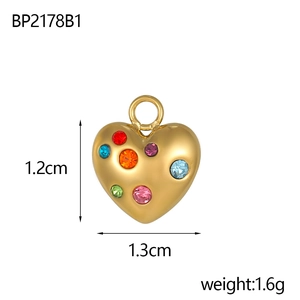 Détail macro du pendentif cœur en or 18k avec gemmes colorées et dimensions précises