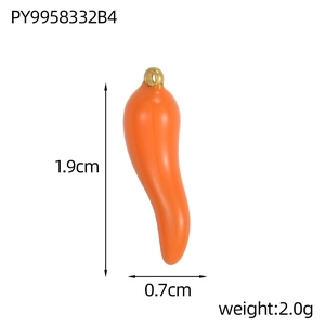 Dettaglio del ciondolo a forma di peperoncino arancione lungo 1,9 cm con anello d'oro