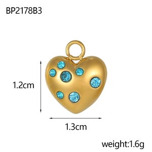 Vue détaillée du pendentif cœur doré avec cristaux bleus incluant les dimensions