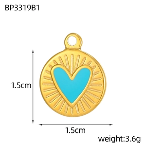 Dettaglio del ciondolo a cuore da 1,5 cm con smalto blu e trama a raggiera dorata