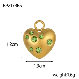 Vue détaillée d'un pendentif coeur doré de 1,3 cm avec strass verts et dimensions