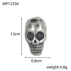 Detailed size view of vintage skull pendant with dimensions and 4.8g weight specification